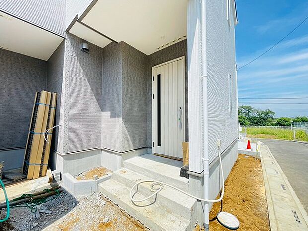 ポーチのついた新築分譲物件。玄関の印象はいかがでしょうか?入口からご覧ください。