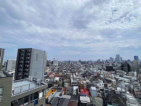 空が広く感じられる見晴らしの良い眺望が、日々の暮らしに開放感と心地よい広がりをもたらします。