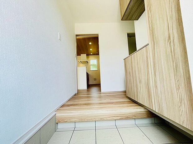 誰も住んだことのない家の玄関スペース。あたらしい木のにおいを感じていただけると思います。