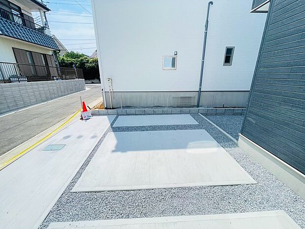 駐車場は2台まで駐車可能。マイカーの車幅もお確かめください。