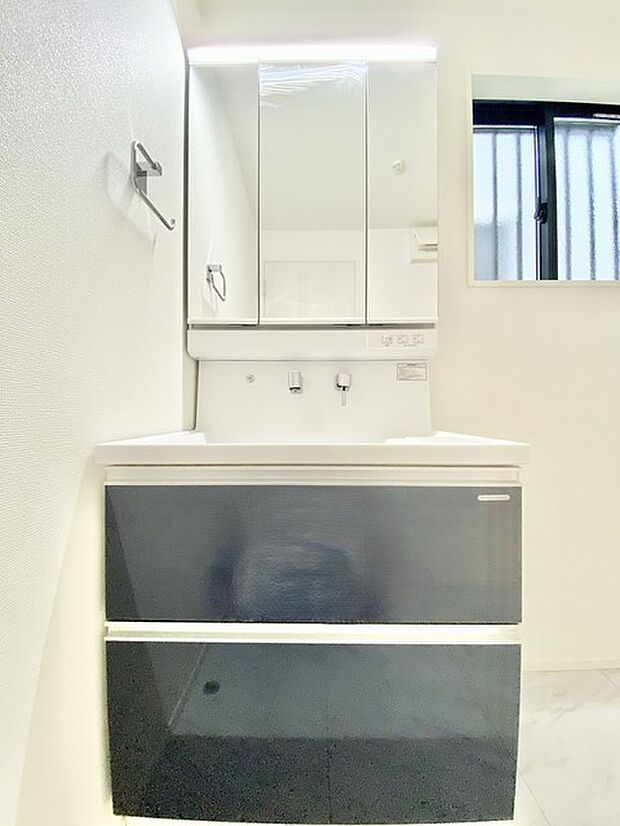 お出かけ前の身だしなみに一歩差がつく三面鏡。