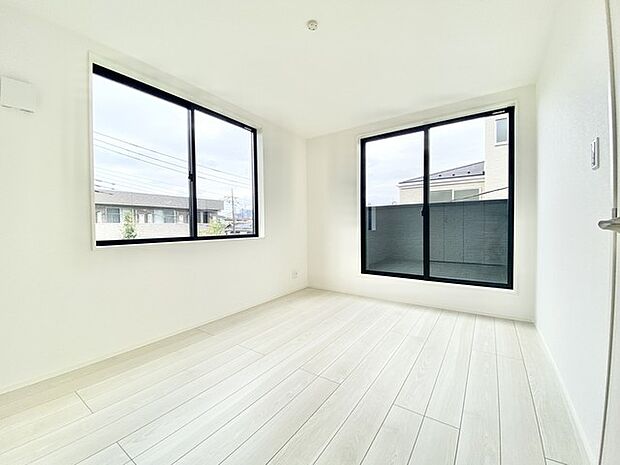 たっぷりの陽光と、心地よい風が舞い込みます。