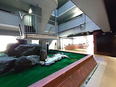 計算された空間構成と素材の対比が、居住者のみが味わえる落ち着いた雰囲気を作り出しています