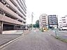 外観：前面道路含む現地写真 