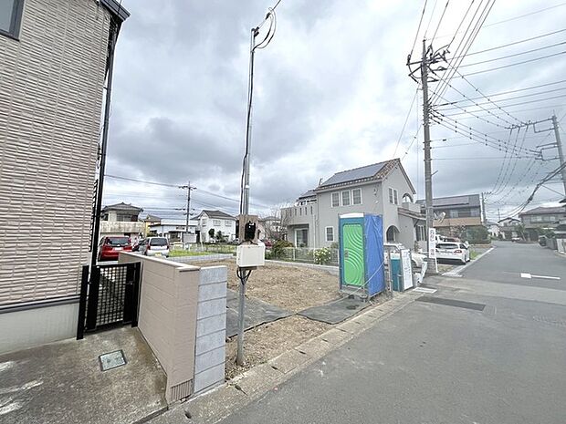 前面道路含む外観