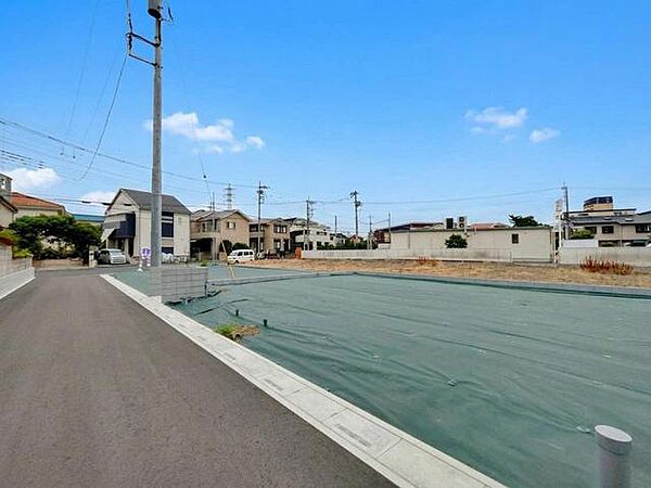 前面道路含む外観