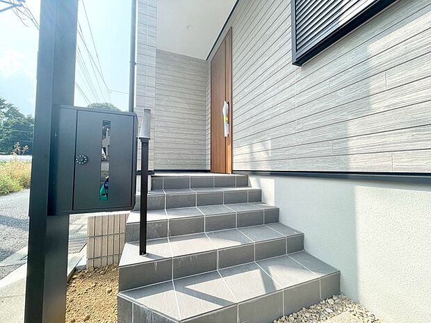 ポーチのついた新築分譲物件。玄関の印象はいかがでしょうか？入口からご覧ください。 