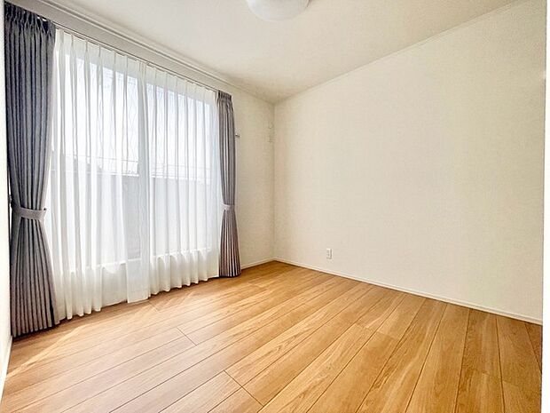 大事な日当たりは、大きな窓から。誰のお部屋にしましょう。 