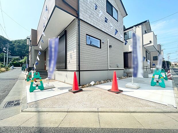 駐車場は2台まで駐車可能。マイカーの車幅もお確かめください。