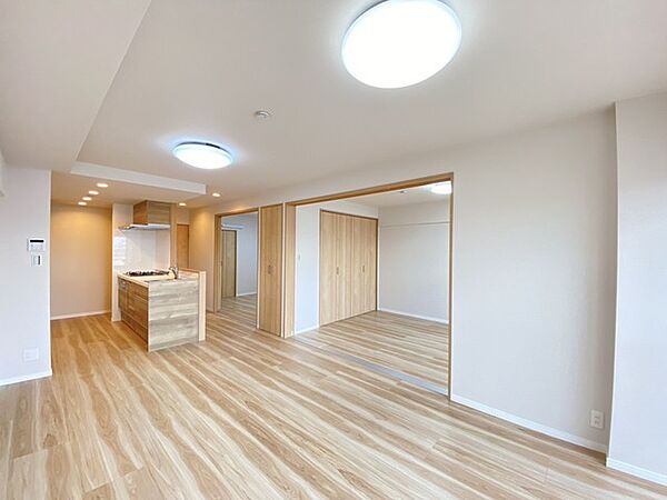 木目の美しいフローリングが広がる、心地よい一体感が魅力のゆとりある空間です。
