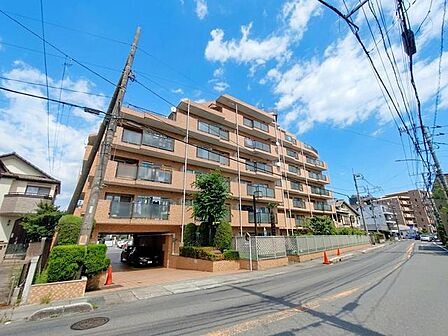 JR京浜東北・武蔵野線「南浦和」駅東口徒歩1分、提携駐車場もあります。エステート白馬南浦和店までお気軽にお問い合わせください。