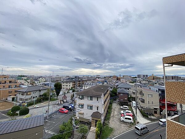心地よい開放感と遠くまで広がる空の景色が暮らしのひとときを穏やかに彩る住環境