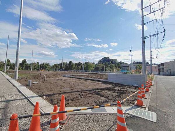 前面道路含む外観