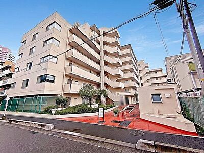 外観：JR京浜東北・武蔵野線「南浦和」駅東口徒歩1分、提携駐車場もあります。エステート白馬南浦和店までお気軽にお問い合わせください。 
