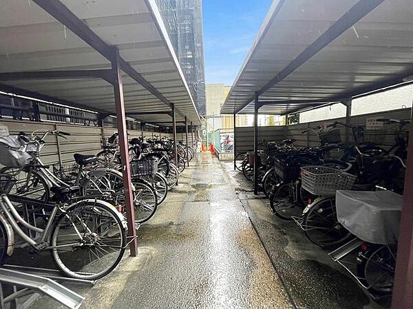 敷地内に駐輪場があります。
