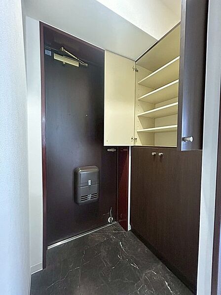 落ち着いたトーンの色調が美しく、帰宅した瞬間に心安らぐ静かな空間が広がります。