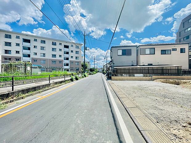 前面道路含む外観
