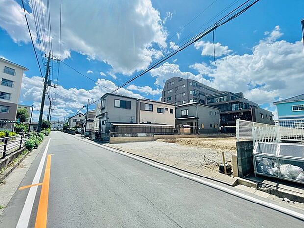 前面道路含む外観