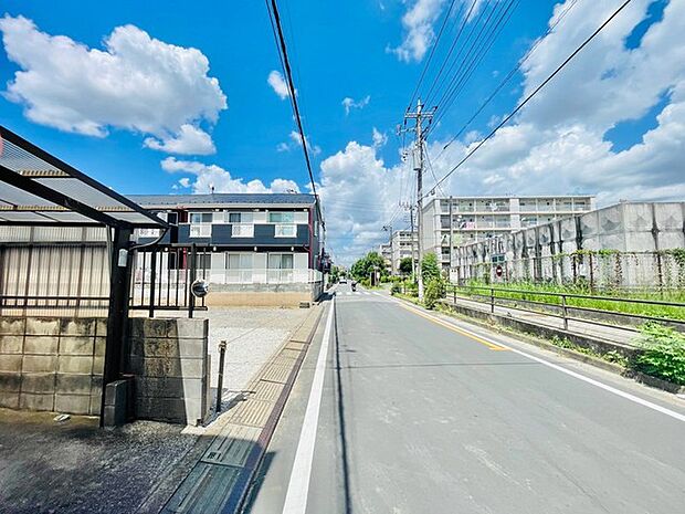 前面道路含む外観