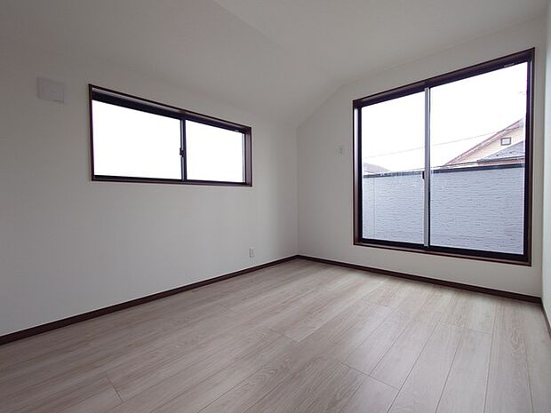 洋室は子供部屋にもちょうどいいサイズ感。 