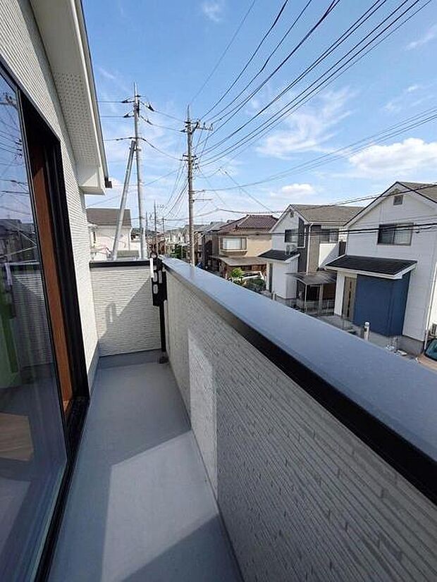 洗濯物を沢山干せるゆとりのバルコニー 