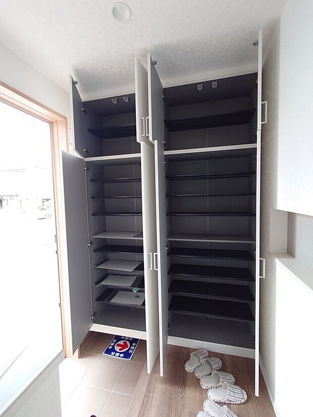 玄関をスッキリ整理。いつも気持ち良く使える玄関収納ボックス付き。