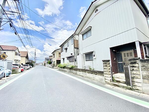 前面道路含む現地写真(古家あり)