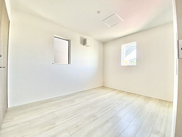 今からここを誰のお部屋にしようか、そんな洋室です。 