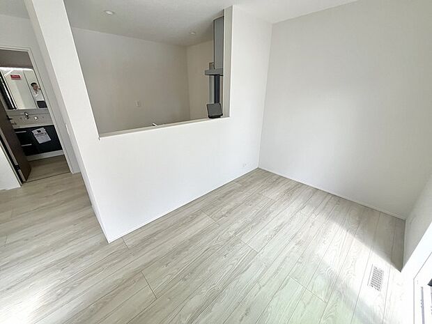 無駄のないすっきりとした空間が、日々の暮らしに穏やかな調和をもたらしてくれる落ち着いた住まいです。