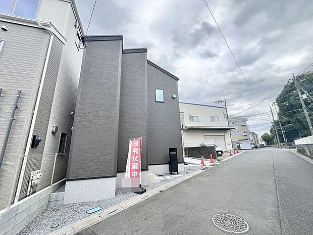 洗練されたダークトーンの外観が、街並みに落ち着きと確かな存在感をもたらしています。