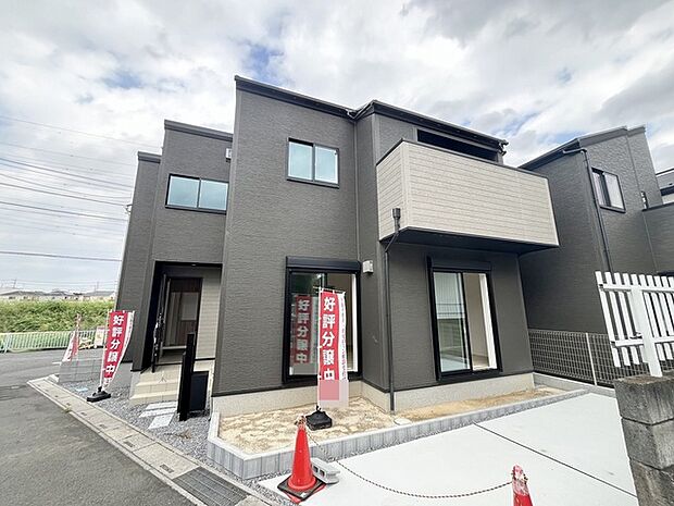 洗練されたダークトーンの外観が、街並みの中で落ち着きと存在感を放つ住まいです。