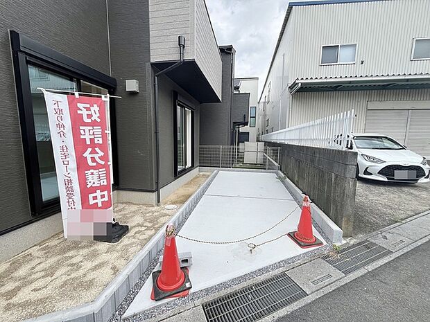すっきりと整えられた外観は日々の暮らしを穏やかに受け止め、住まう方の生活スタイルを静かに支えてくれます。