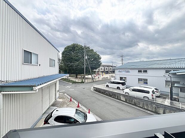 周囲の建物や緑が調和した、静かで落ち着いた時間が流れる周辺環境です。