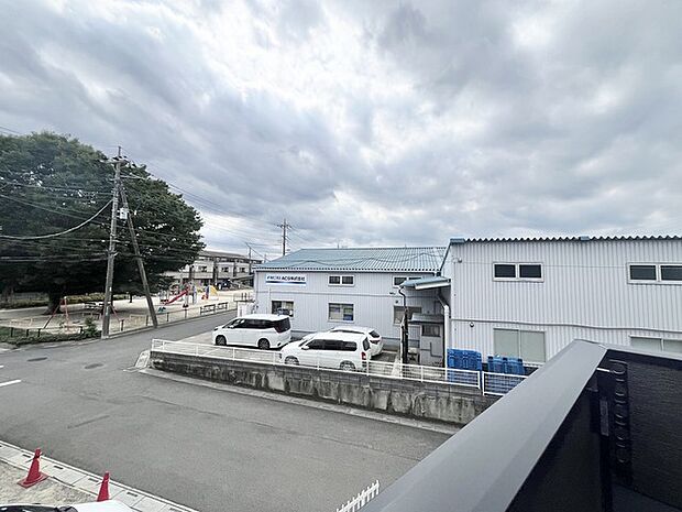 開放的な視界が広がり、空の移ろいを身近に感じられる落ち着いた環境が整っています。