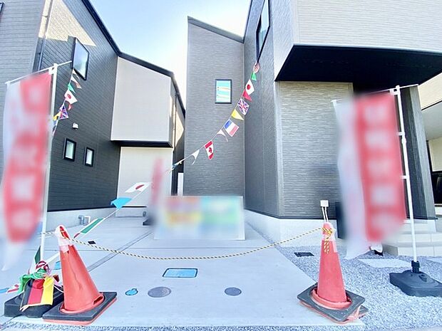 マイカースペースを1台分確保。現地で車幅と共にご確認ください。 