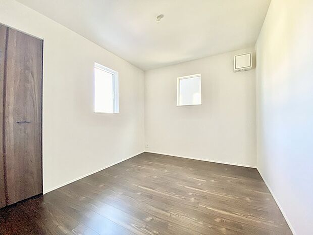 今からここを誰のお部屋にしようか、そんな洋室です。 
