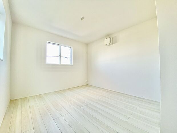 今からここを誰のお部屋にしようか、そんな洋室です。 