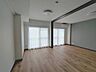 リビング/ダイニング：落ち着いた色合いのアクセントクロスが空間を引き締める、ゆったりとした広がりを感じさせる室内です。