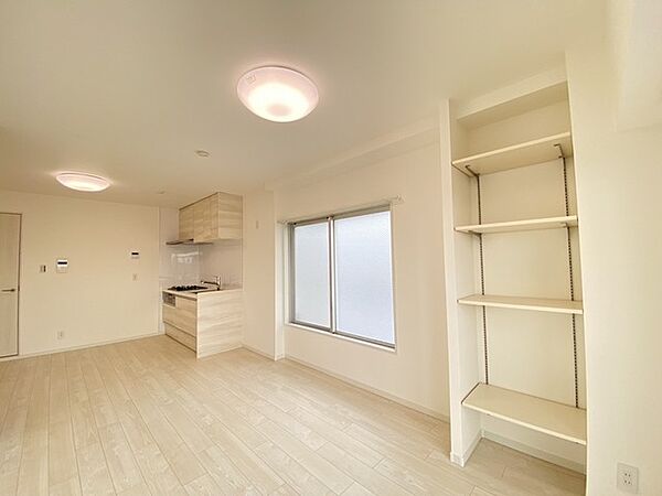 すっきりと整えられた白基調の空間が心地よい、穏やかな時間を過ごせる住まいです。