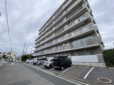 落ち着いた佇まいが街並みに溶け込む洗練された外観デザイン