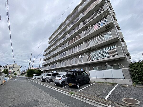 落ち着いた佇まいが街並みに溶け込む洗練された外観デザイン
