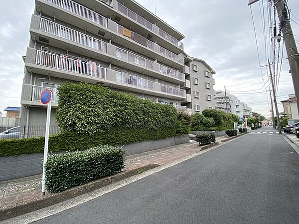 緑豊かな植栽と落ち着いた佇まいが日常に心地よい安らぎをもたらす住まい