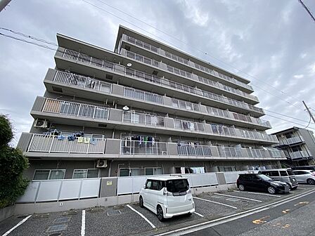 洗練された佇まいが街並みに溶け込む落ち着いた外観デザイン