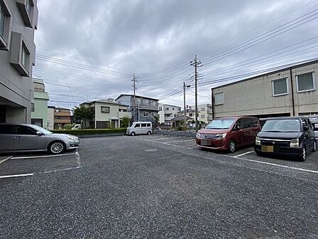 ゆとりある広さが確保され、スムーズな出し入れが叶う開放的な駐車スペースです。