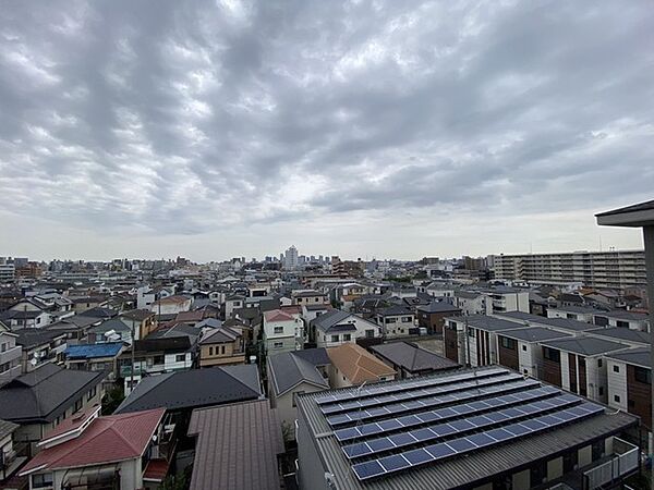 遮るもののない広大な空が広がり、街並みを一望できる開放的な眺望が魅力です。
