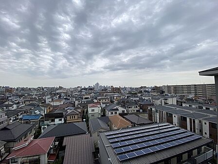 遮るもののない広大な空が広がり、街並みを一望できる開放的な眺望が魅力です。