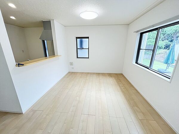 白を基調としたすっきりとした空間に自然の温もりが広がり、心地よい時間を過ごせる穏やかな雰囲気が漂う場所。