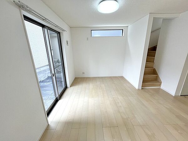 自然な木の温もりを感じさせる柔らかな色合いで統一された穏やかな空間