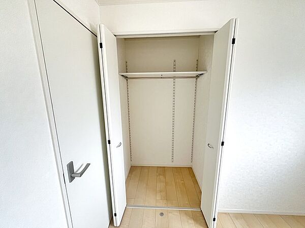 すっきりと整えられた空間にゆとりを感じさせる心地よい収納スペース