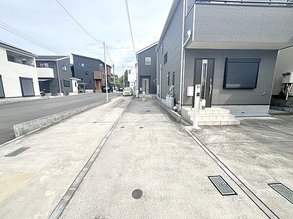整然とした街並みに調和する、すっきりと落ち着いた佇まいが広がる空間です。